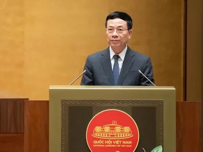 Bộ trưởng Bộ Khoa học và Công nghệ Nguyễn Mạnh Hùng trình bày tờ trình dự án Luật Trí tuệ nhân tạo sáng 21/11