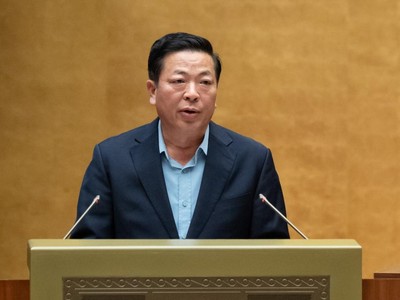 Bộ trưởng Bộ Xây dựng Trần Hồng Minh trình bày Tờ trình về sân bay Long Thành sáng 8/12