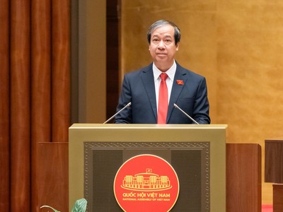 Bộ trưởng Bộ Giáo dục và Đào tạo Nguyễn Kim Sơn trình bày báo cáo tiếp thu, giải trình các luật về giáo dục sáng 10/12