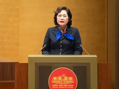 Thống đốc NHNN Nguyễn Thị Hồng trình bày báo cáo tiếp thu, giải trình ý kiến của Ủy ban Thường vụ Quốc hội về dự án Luật Bảo hiểm tiền gửi sáng 10/12.
