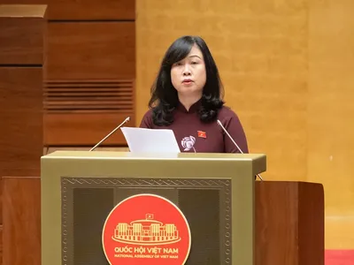 Bộ trưởng Bộ Y tế Đào Hồng Lan thay mặt Chính phủ trình bày Báo cáo tiếp thu, giải trình và chỉnh lý đối với dự thảo Nghị quyết sáng 11/12