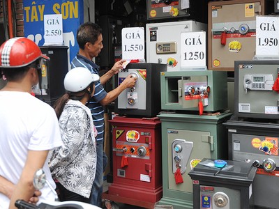 Khách hàng đang chọn lựa két sắt trên phố Tây Sơn 