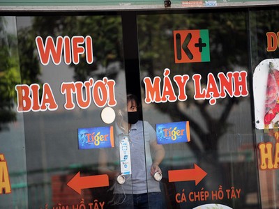 Nhà hàng trên phố Nguyễn Đình Thi phải đóng cửa vì tình trạng cá chết