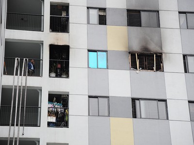 Hiện trường vụ cháy tại chung cư Rainbow trong sáng 1/11. Dây cứu hỏa vẫn chưa được dọn hết