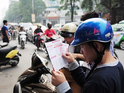 Người mua xổ số xem và lựa chọn số giữa đường Trung Hòa