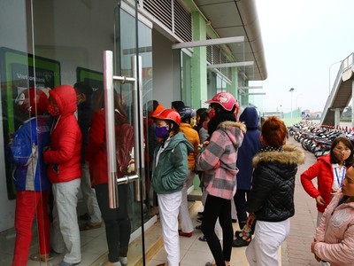 Hàng dài công nhân chờ rút tiền những ngày cuối năm