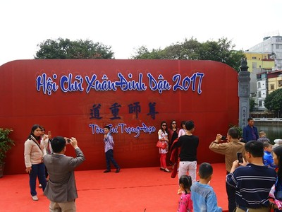 Người dân Thủ đô trẩy hội phố ông đồ xin chữ ngày mùng 1 Tết