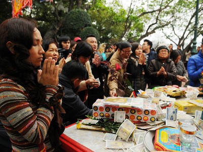 Tiền lẻ lại rải khắp Phủ Tây Hồ ngày Rằm tháng Giêng