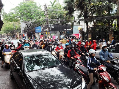 Các phương tiện giao thông ùn tắc trên đường Thụy Khuê, Nguyễn Đình Thi sáng nay