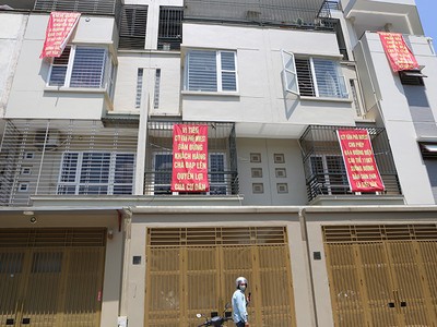 Nhà dân khu đô thị Văn Phú chăng đầy băng rôn phản đối việc hạ ngầm đường điện