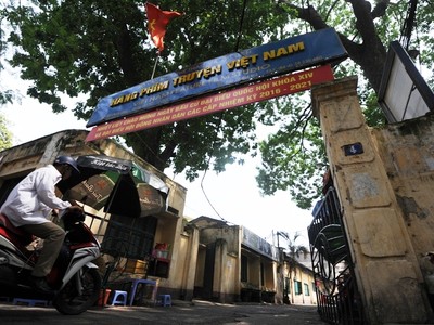 Cổng vào khu đất của Hãng phim truyện Việt Nam nằm trên đường Thụy Khuê