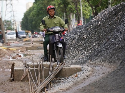 Người tham gia giao thông “thi vượt địa hình, chướng ngại vật” trên đường Phạm Văn Đồng