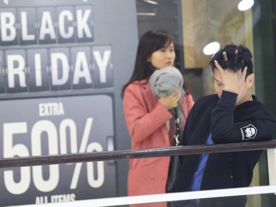 Dân Việt chen lấn mệt mỏi trong ngày mua sắm Black Friday