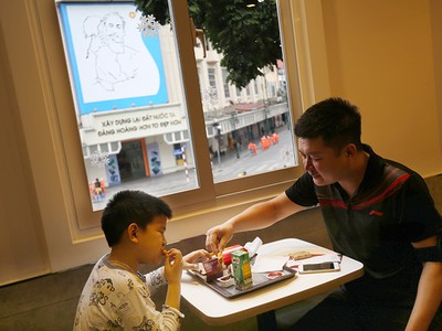 Thưởng thức đồ ăn miễn phí ngày khai trương cửa hàng McDonald's đầu tiên tại Hà Nội