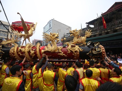 Rước quả pháo khổng lồ tại lễ hội Đồng Kỵ