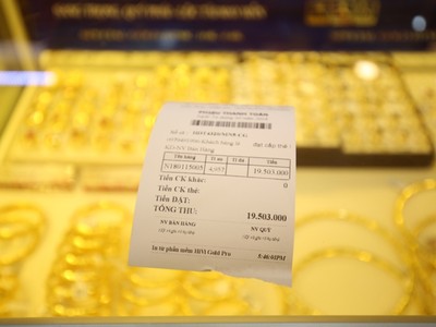 Lại xếp hàng mua vàng giấy trước ngày Thần tài