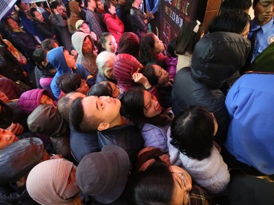 Chen lấn nghẹt thở trước các cửa hiệu vàng trong ngày Thần tài