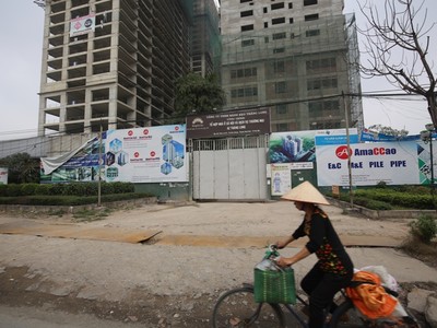 Tổ hợp nhà ở xã hội và Dịch vụ Thương mại AZ Thăng Long (tên thương mại là Bright City) nằm ngay trên mặt Quốc lộ 32