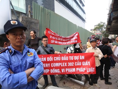 Khách hàng Dự án Discovery Complex 302 Cầu Giấy căng băng rôn phản đối chủ đầu tư