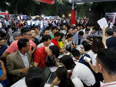 Biển người chen chân selfie, xếp hàng mua xe Vinfast