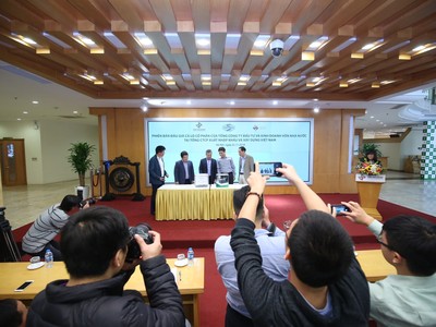 Phiên đấu giá cổ phần Vinaconex của SCIC ngày 22/11 thu hút sự chú ý lớn của thị trường. Ảnh: Dũng Minh