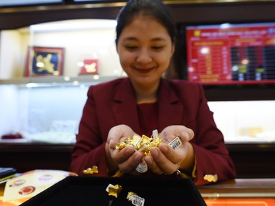 Dân xếp hàng dài, “Thần Tài” gõ cửa hàng vàng từ sớm