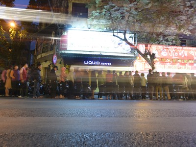 Xếp hàng từ tinh mơ, mờ đất chờ mua vàng Thần Tài