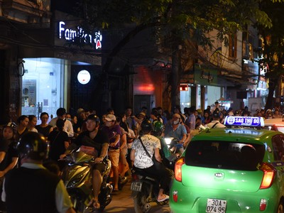 Tắc đường vì người dân xếp hàng mua bánh Trung thu