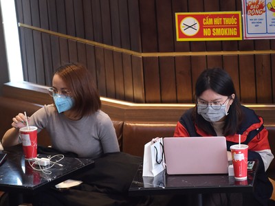 Đeo khẩu trang lái ô tô, uống cafe, đi mua sắm... thời virus Corona