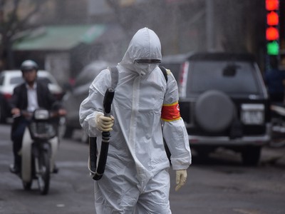 Xe quân đội đến khử trùng khu vực cách ly tại Hà Nội