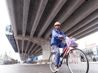 Công nhân tích cực hoàn thiện dự án mở rộng vành đai 3 trên cao 