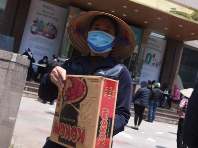 Dân nghèo đội nắng nóng xếp hàng chờ shopping siêu thị 0 đồng