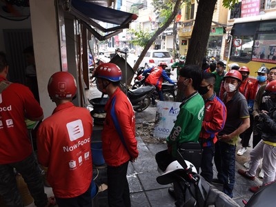 Thời tiết nắng nóng, shipper xếp hàng dài mua đồ ăn 