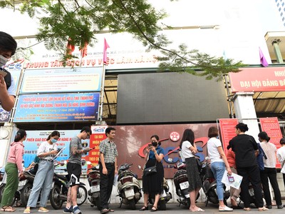 Xếp hàng từ 6h sáng làm trợ cấp bảo hiểm thất nghiệp