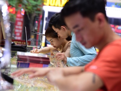 Giá vàng lập đỉnh 50 triệu đồng/lượng, người dân xếp hàng mua bán