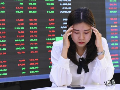 Lực bán chiếm ưu thế, VN-Index cố trụ mốc 1.250 điểm