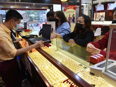 Giá vàng hôm nay ngày 19/4: Ngược chiều thế giới, vàng trong nước giật lùi