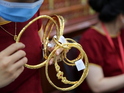 Giá vàng hôm nay ngày 15/4: Bỏ xa vàng nhẫn, giá vàng SJC lên sát mốc 108 triệu đồng/lượng