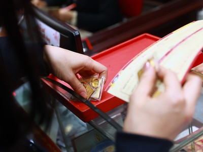 Giá vàng hôm nay ngày 10/2: Giá vàng mua vào trong nước vọt tăng nửa triệu đồng/lượng