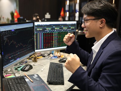 Giao dịch chứng khoán sáng 19/5: Cổ phiếu Vingroup tăng tốc, VN-Index hồi phục sắc xanh