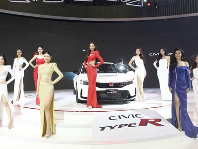 Dàn người mẫu Việt và Tây đọ dáng tại Vietnam Motor Show 2022