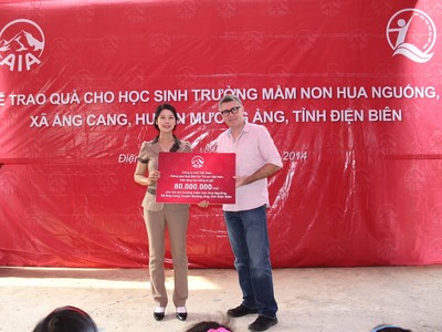 AIA Việt Nam tặng quà cho trẻ em mầm non Hua Nguống