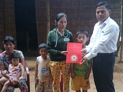 Đại diện Bảo Minh trao tiền bồi thường cho gia đình khách hàng