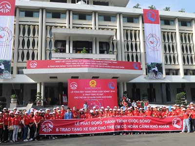 AIA Việt Nam trao 770 chiếc xe đạp cho trẻ em nghèo