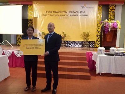 Sun Life Việt Nam chi trả quyền lợi bảo hiểm gần 900 triệu đồng cho khách hàng tại Gia Lai 