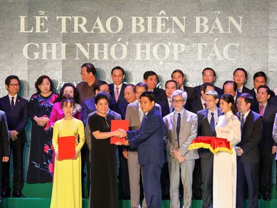 Bà Đỗ Thị Kim Liên, Chủ tịch Công ty cổ phần Nước AquaOne đại diện liên danh nhận biên bản ghi nhớ