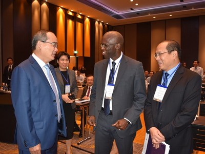 Lãnh đạo TP HCM gặp gỡ các chuyên gia kinh tế tại một hội thảo quốc tế