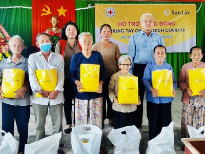 Sun Life Việt Nam trao quà cho  2.000 hộ  gia đình bị ảnh hưởng bởi Covid-19