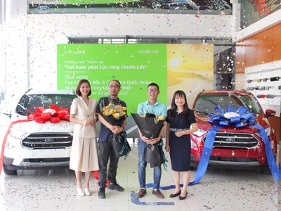 Phó tổng giám đốc Chubb Life Việt Nam Dương Thúy Hồng (ngoài cùng bên phải) đã chúc mừng và trao 2 Giải Đặc biệt cho 2 khách hàng may mắn trúng thưởng.