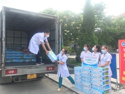 Cô Gái Hà Lan tiếp tục mang 450.000 ly sữa tiếp sức cho vùng tâm dịch